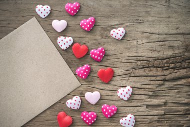 hediye kartı ve kırmızı Kalpler