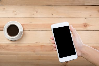 El ele tutuşan akıllı telefon.