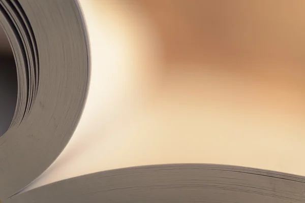 Masanın üzerinde kitabı aç.