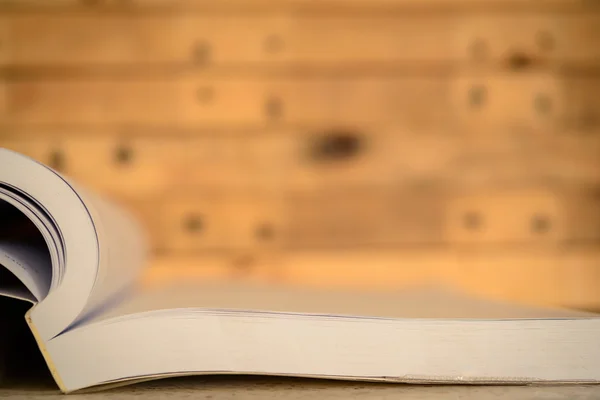 Masanın üzerinde kitabı aç.