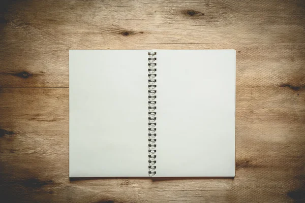 Boş beyaz dizüstü açın 