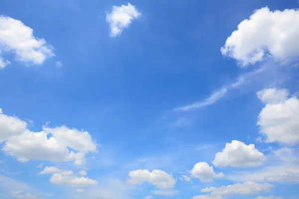 Bulutlu mavi gökyüzü