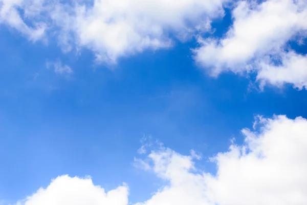 Bulutlu mavi gökyüzü