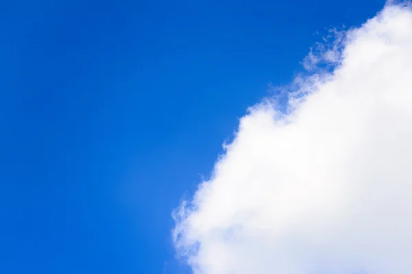 Bulutlu mavi gökyüzü