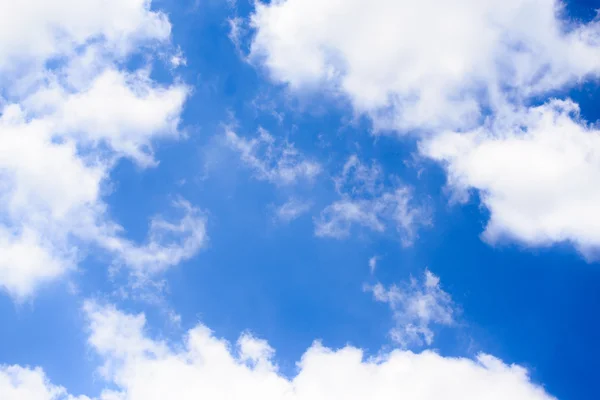 Bulutlu mavi gökyüzü