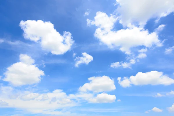 Cielo azul con nube Imágenes De Stock Sin Royalties Gratis