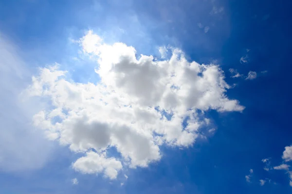 Cielo azul con nube Fotos De Stock Sin Royalties Gratis