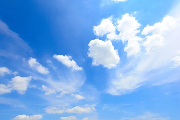 Cielo azul con nube Imagen De Stock