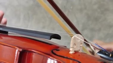 Keman çalan müzisyenin yakın çekimi, klasik müzik.