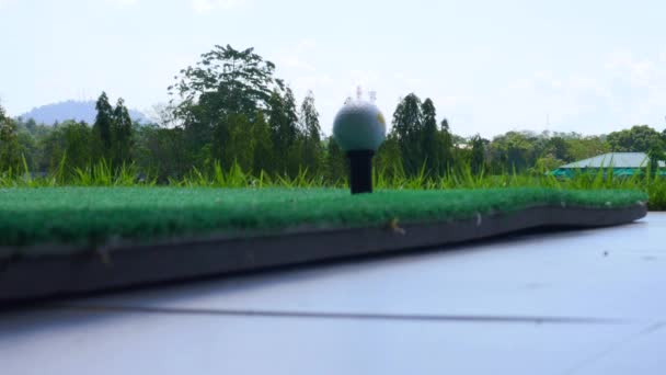 Conducción de Golf-ball Forma El Dispensador de Golf Stock Video Filmación — Vídeo de stock