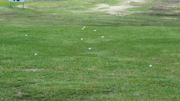 Jugador de golf golpea pelota en el campo de golf — Vídeos de Stock