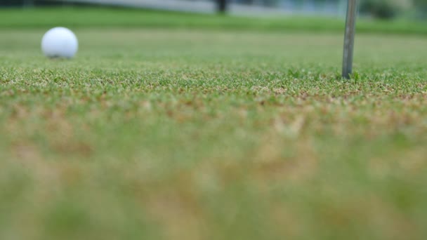 Golf spelare slår bollen på golfbana — Stockvideo