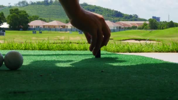 Conducción de Golf-ball Forma El Dispensador de Golf Stock Video Filmación — Vídeo de stock