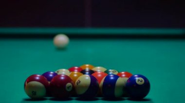 Pool oyunu - top köşe cebinde saksı