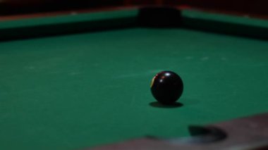 Pool oyunu - top köşe cebinde saksı