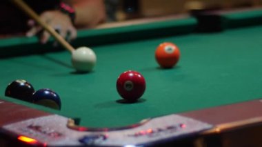 Pool oyunu - top köşe cebinde saksı