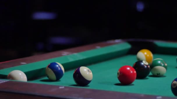 Poolspel - bal ingegoten in hoek zak — Stockvideo