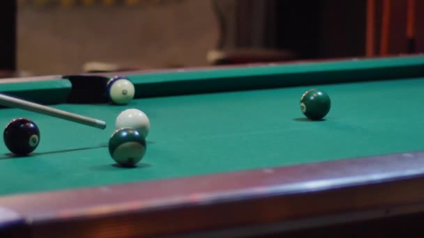 Πισίνα παιχνίδι - μπάλα σε δοχείο σε τσέπη γωνία — Αρχείο Βίντεο