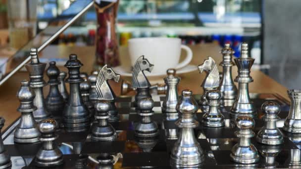 人間チェスを銀のコンセプト — ストック動画