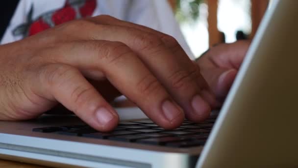 Perspectiva personal de escribir en el teclado con la mano derecha . — Vídeo de stock