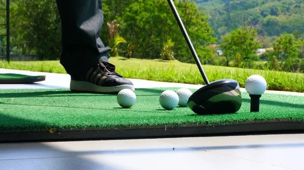 Közelről labda a tee nyugdíjas golfozó véve swing ütő golflabda off tee a golfpálya — Stock Fotó