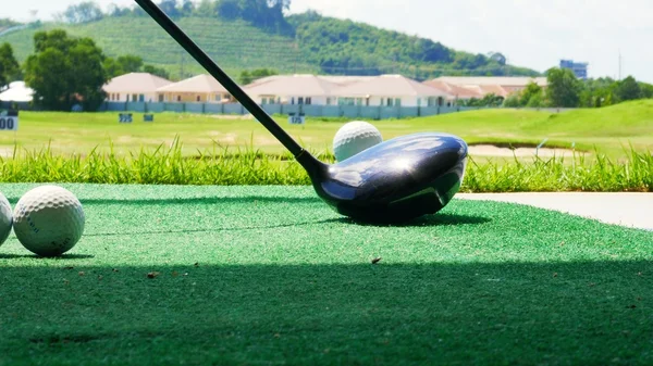 Közelről labda a tee nyugdíjas golfozó véve swing ütő golflabda off tee a golfpálya — Stock Fotó