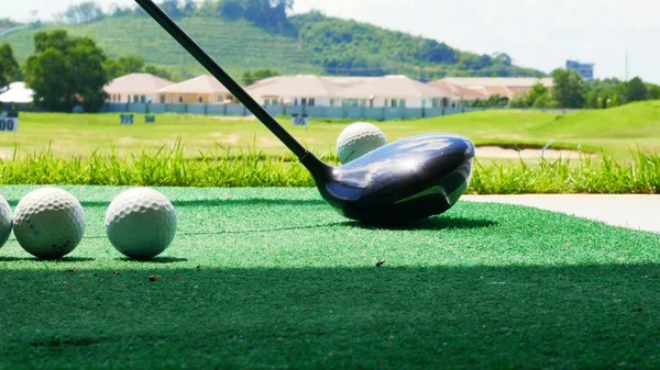 Nahaufnahme Ball auf Abschlag pensionierter Golfer mit Schwung schlägt Golfball vom Abschlag auf Golfplatz — Stockfoto