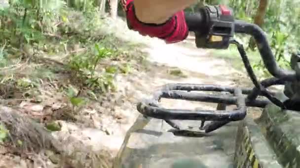 ATV unidad a través de charco de barro — Vídeo de stock