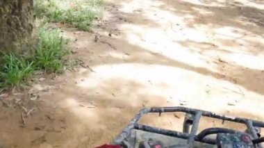 Çamurlu su üzerinden ATV sürücüsü