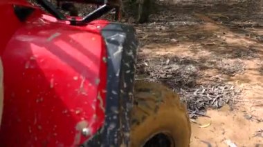 Çamurlu su üzerinden ATV sürücüsü