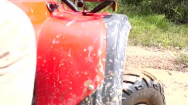 Çamurlu su üzerinden ATV sürücüsü