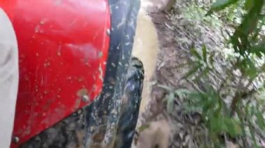 Çamurlu su üzerinden ATV sürücüsü