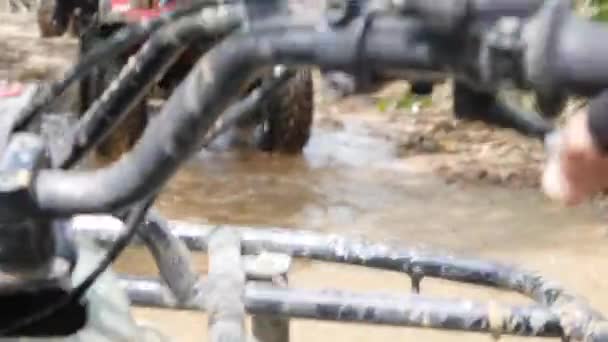 ATV rijden door modder Plas — Stockvideo