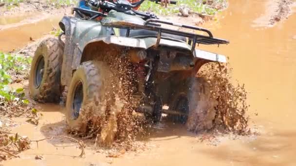 ATV unidad a través de charco de barro — Vídeos de Stock