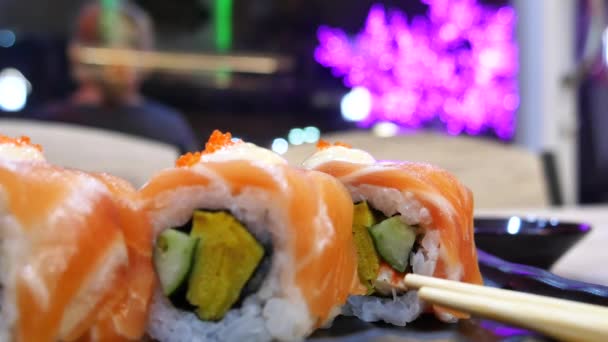 Mangiare panini di sushi in un ristorante — Video Stock