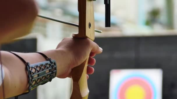 Archer houdt zijn boog die gericht zijn op een doelgroep — Stockvideo