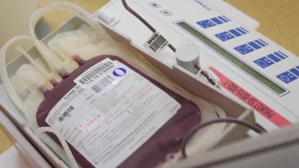 Sangre, donantes, banco. Primer plano de la donación de sangre en el hospital Para contribuir a la humana . — Vídeo de stock