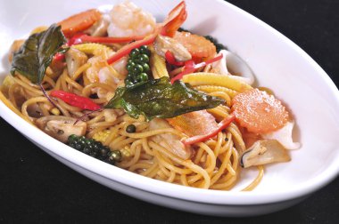 Spagetti Baharatlı deniz ürünleri Tay arpacık