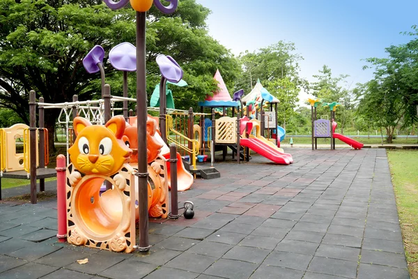 Färgglad lekplats på gården i parken. — Stockfoto