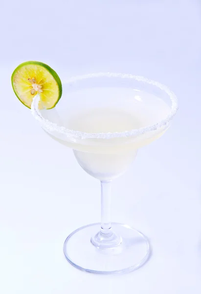 Alkoholische Cocktails isoliert auf weißem Hintergrund — Stockfoto