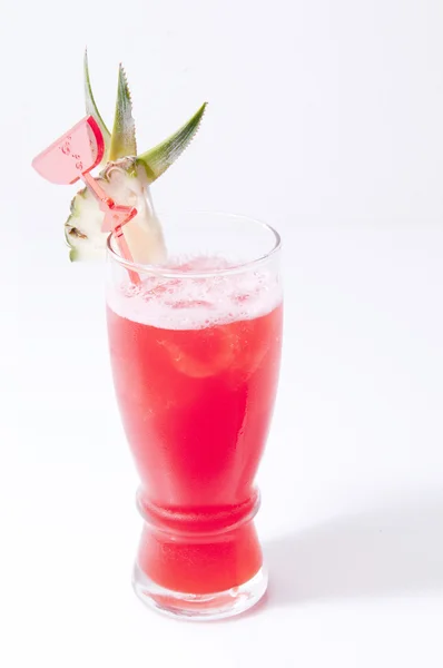 Cocktail-uri alcoolice izolate pe fundal alb — Fotografie, imagine de stoc