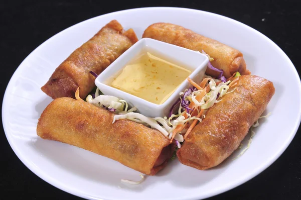 Tatlı biber soslu karidesli börek. Asya mutfağı.
