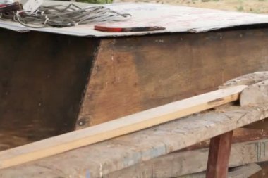 Marangoz atölyesinde çalışmak. Elektrikli planya. Ahşap plakalar elektrikli araç tedavisinde