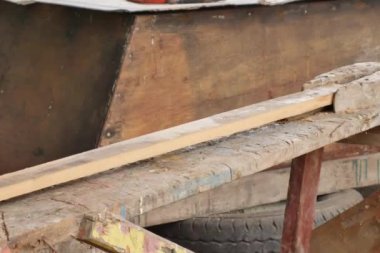 Marangoz atölyesinde çalışmak. Elektrikli planya. Ahşap plakalar elektrikli araç tedavisinde