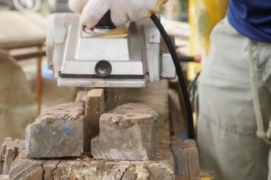 Marangoz atölyesinde çalışmak. Elektrikli planya. Ahşap plakalar elektrikli araç tedavisinde