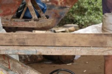 Marangoz atölyesinde çalışmak. Elektrikli planya. Ahşap plakalar elektrikli araç tedavisinde