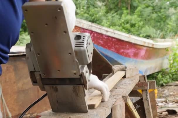 ワーク ショップで働く大工。電気カンナ。木製の板電動工具の扱い — ストック動画