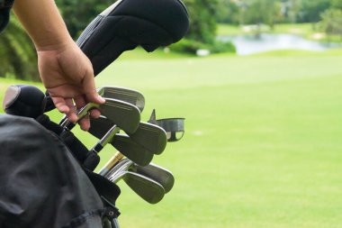 golf kulüpleri yeşil alanın arka planı üzerinde bir dizi