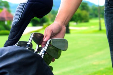 golf kulüpleri yeşil alanın arka planı üzerinde bir dizi