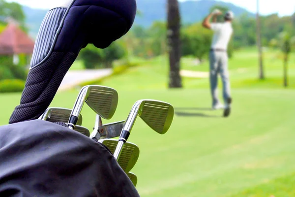 golf kulüpleri yeşil alanın arka planı üzerinde bir dizi